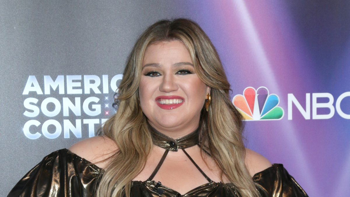 Kelly Clarkson Compares Brooklyn Store Experience to Famous Pretty Woman Scene | AM 740 KVOR
