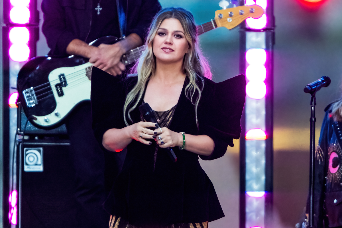 Kelly Clarkson's Feud With Brooklyn Store Raises a $15,000 Question