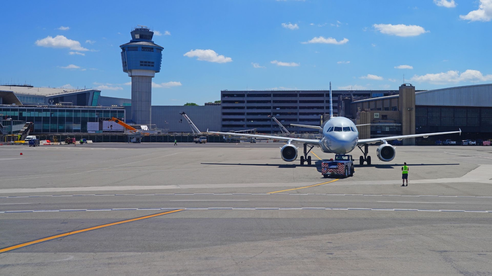 FAA investigating close call at New York City's LaGuardia Airport between Delta flight, business jet