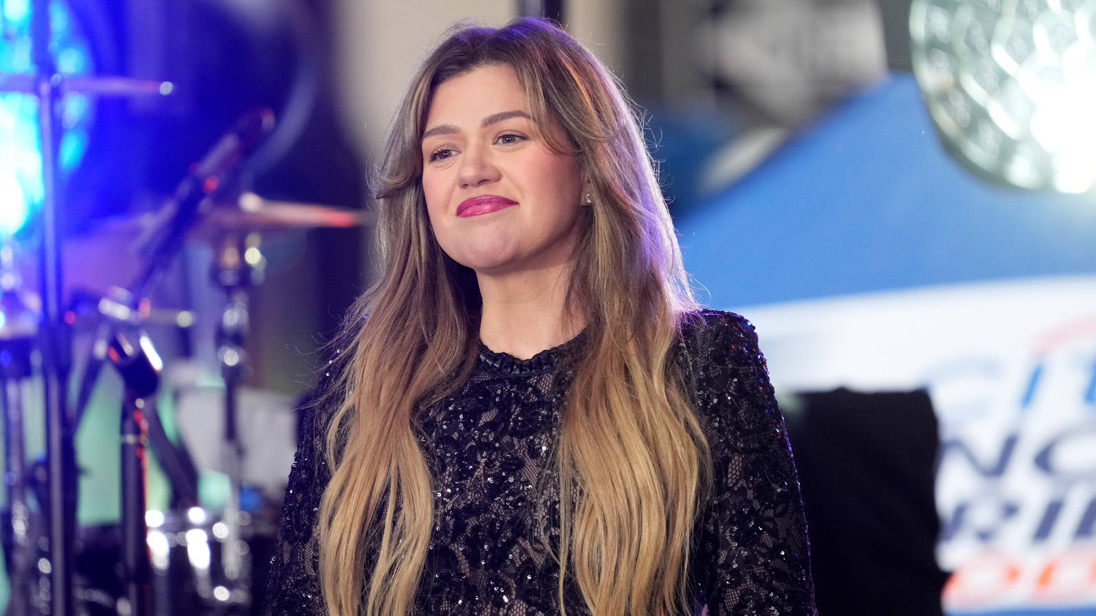 Newly released surveillance video shows Kelly Clarkson in Brooklyn store