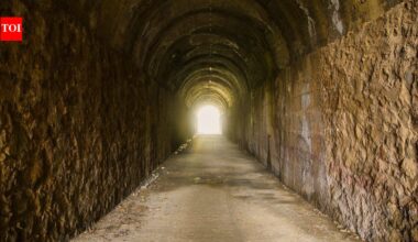 In 1907, New York’s subway company bought an 1847 Brooklyn townhouse and gutted it; more than a century later the restored-looking façade still hides a ventilation shaft and emergency exit for the tunnel below