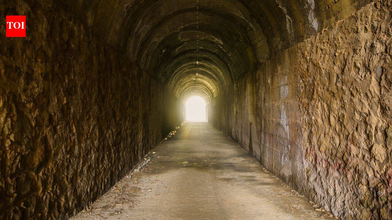 In 1907, New York’s subway company bought an 1847 Brooklyn townhouse and gutted it; more than a century later the restored-looking façade still hides a ventilation shaft and emergency exit for the tunnel below