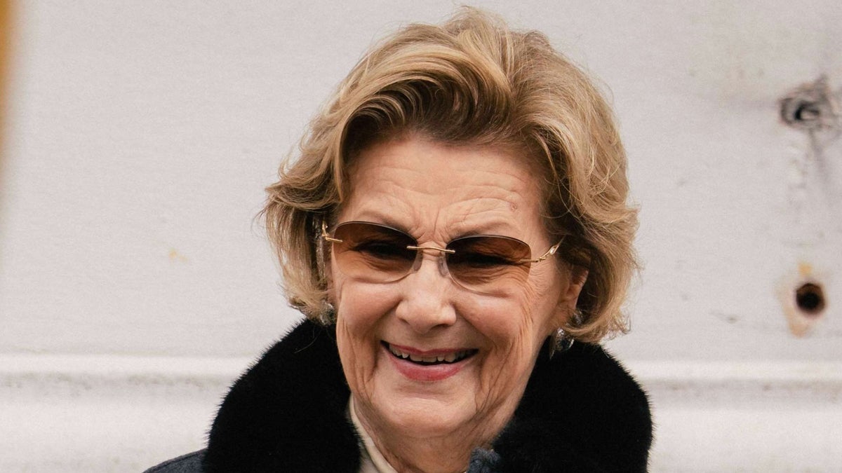 Queen Sonja reinvents herself after King Harald’s death in one striking image