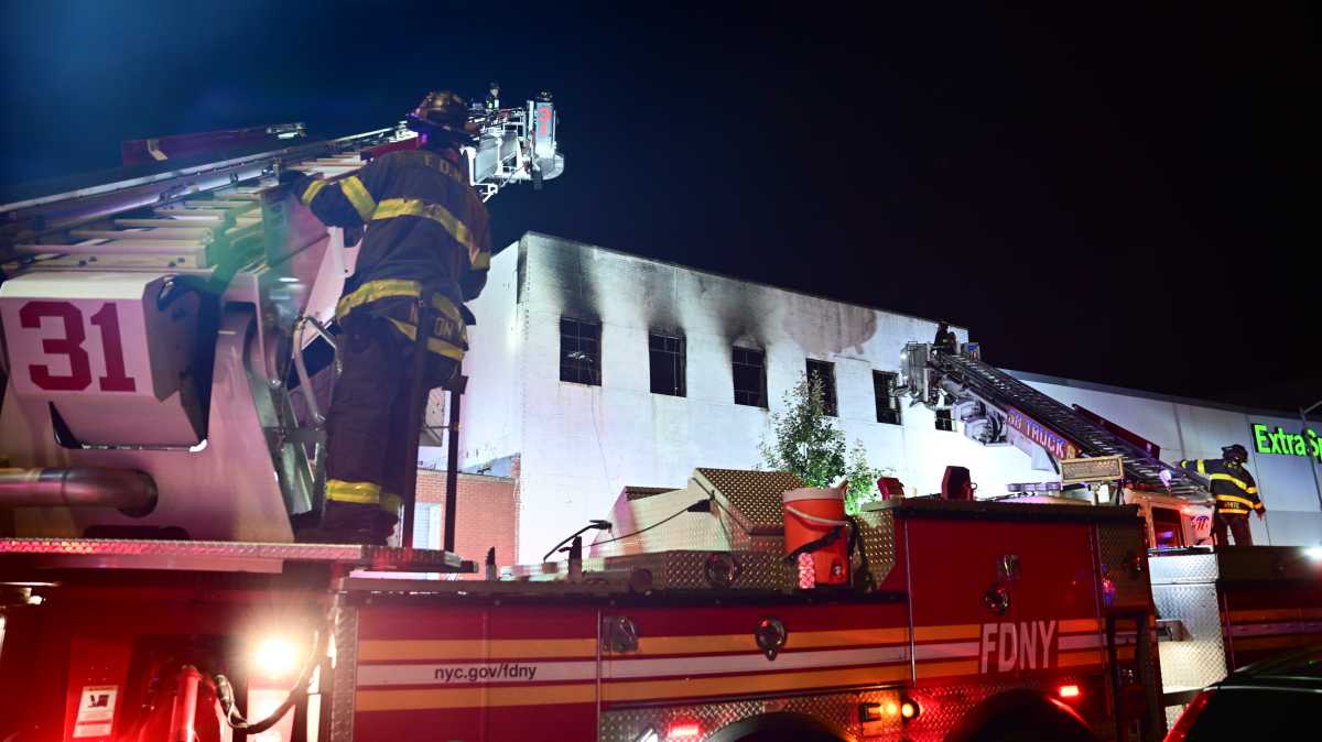 FDNY takes on two-alarm blaze at vacant West Farms commercial building – Bronx Times