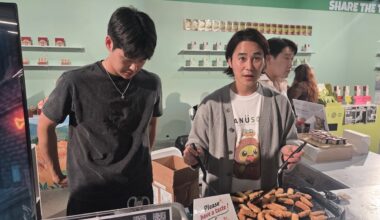 Jung Tae-woo (right), a former well-known actor and now head of home meal replacement company Daddy Food, cooks nuggets at the "KOOM Week 2026" pop-up store venue in the Flatiron District of Manhattan, New York, on Jan. 16 local time. New York — Yoon Kyung-hwan, Correspondent - Seoul Economic Daily International News from South Korea