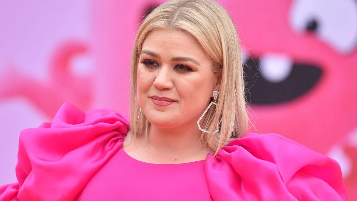 Kelly Clarkson’s Five-Minute Brooklyn Store Visit Surfaces on Video After Her $15,000 Bird Complaint