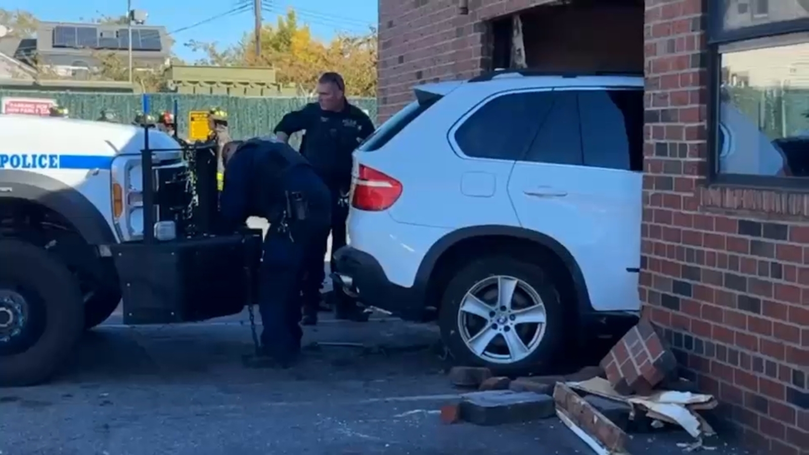 2 injured after car goes into New Park Pizza in Queens