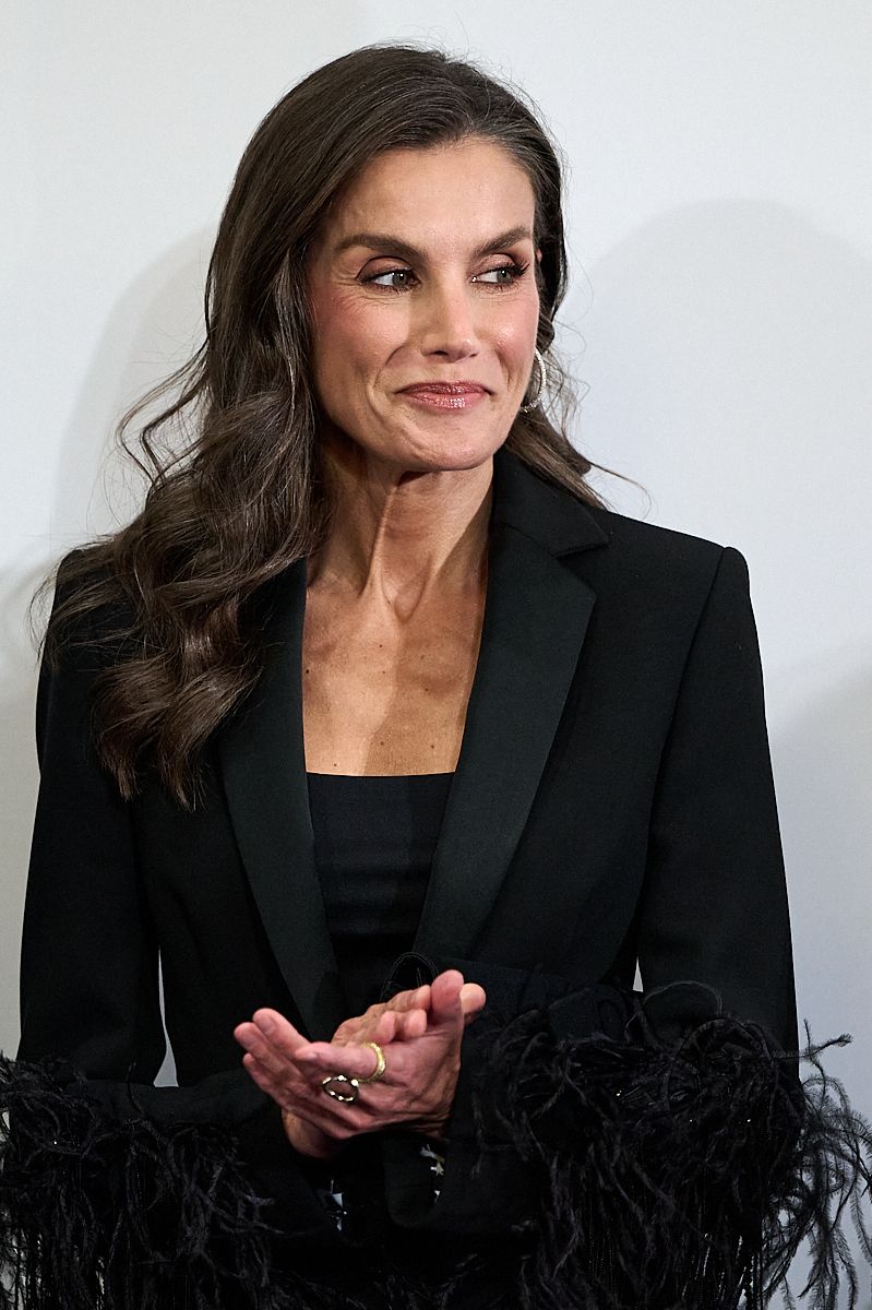 Soft waves, rosy makeup and sparkling hoop earrings complemented Letizia’s elegant evening look.