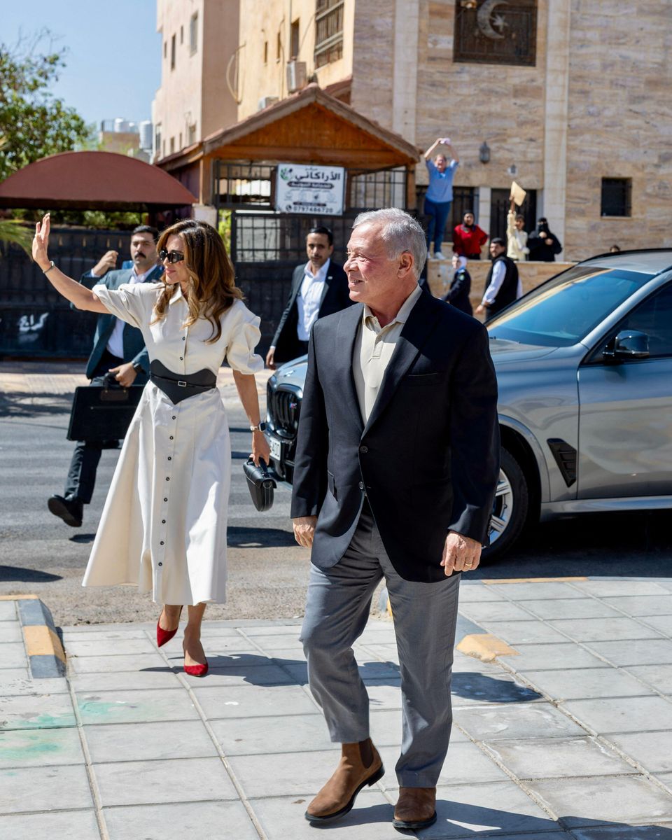 Rania gave her ivory Alexis shirt dress a bold finishing touch with a black Louis Vuitton corset belt.