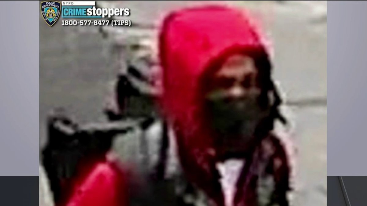 Gunman in red tracksuit wanted for deadly midtown Manhattan subway shooting – NBC New York