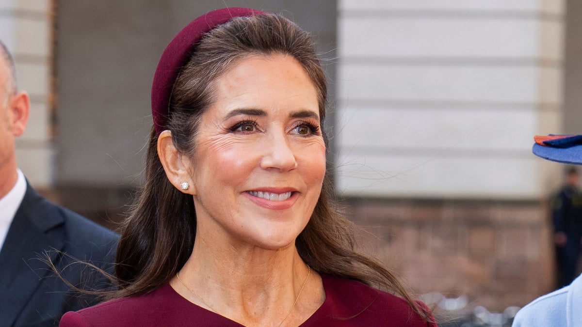 Queen Mary’s elegant burgundy suit comes with a surprising detail from 1964
