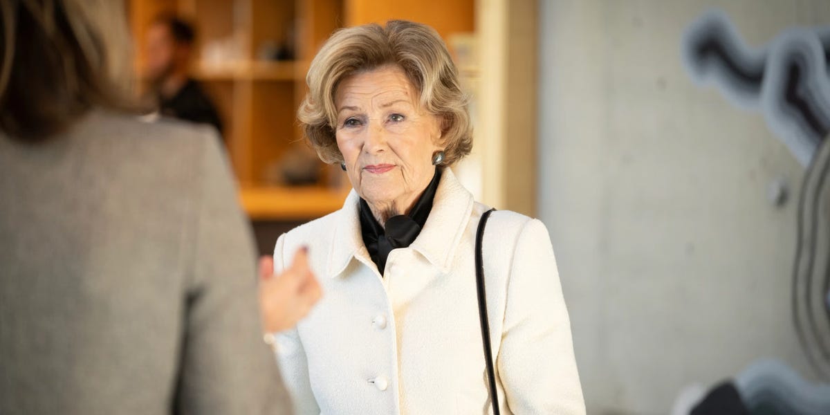 Queen Sonja Visits the National Archives to View Letters Left by Norwegians After King Harald's Death
