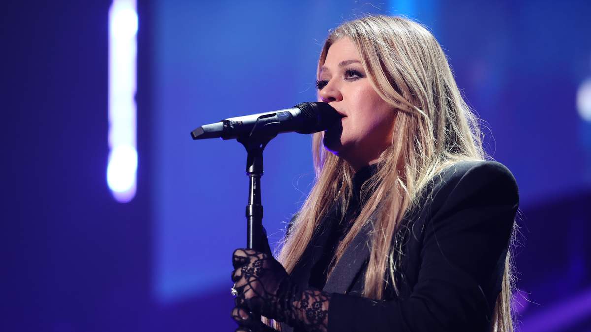 Kelly Clarkson Criticizes Brooklyn Store Experience