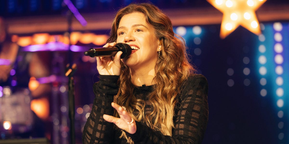 Kelly Clarkson's Online Feud With a Brooklyn Toy Store: PR Expert Explains