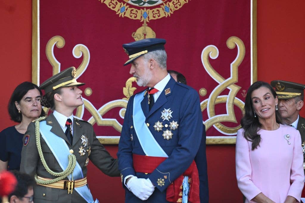 Crown Princess Leonor looked to her father for support