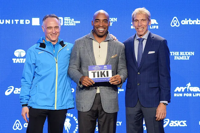 Former New York Giants player Tiki Barber (pictured here in 2015 with former president and CEO of New York Road Runners Michael Capiraso and TCS New York City Marathon race director Peter Ciaccia) will run again in this year's race.