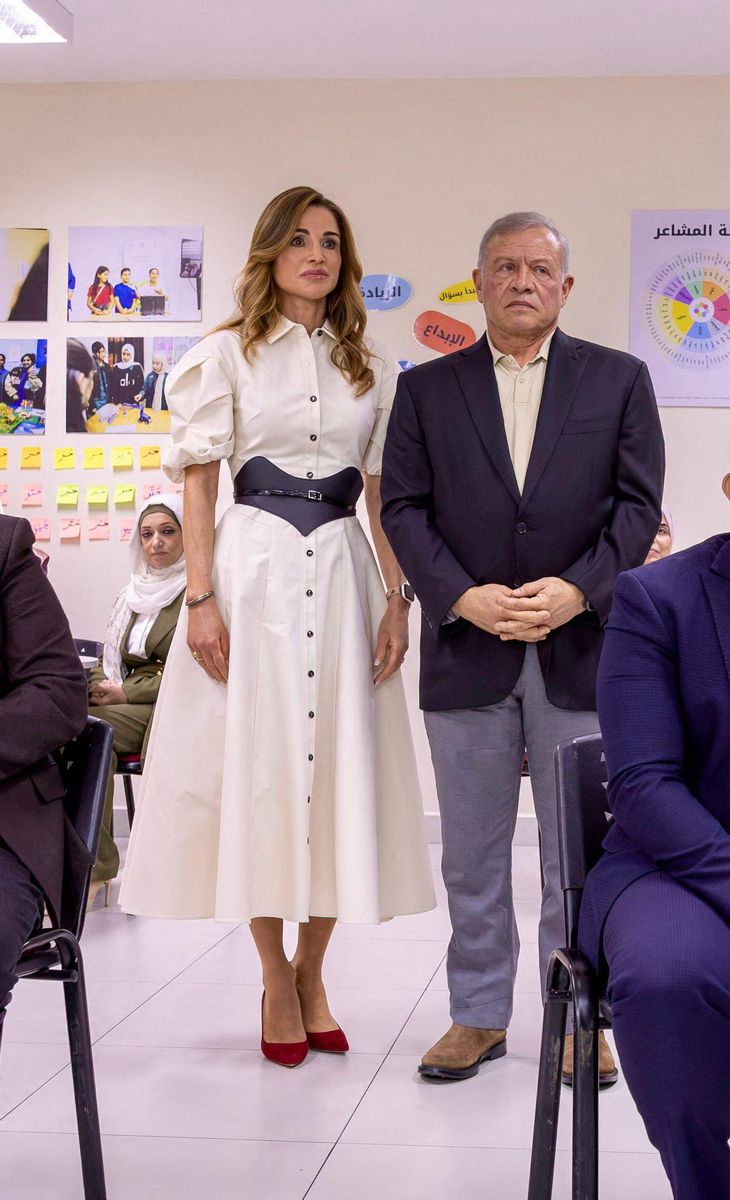 The queen balanced her dress’s voluminous sleeves and flowing midi skirt with a sculptural belt that defined her waist.