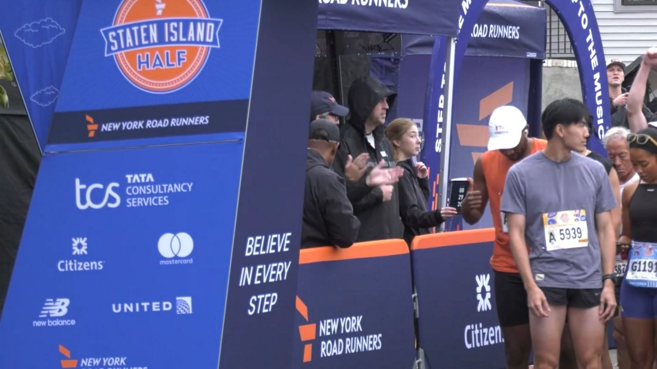 10,000 runners brave rain for Staten Island Half Marathon
