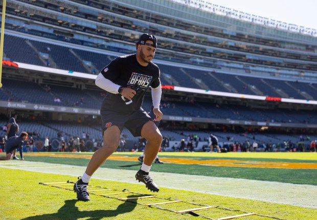 Bears linebacker T.J. Edwards warms up to face the Jets before the game Oct. 4, 2026, at Soldier Field in Chicago. (Brian Cassella/Chicago Tribune)