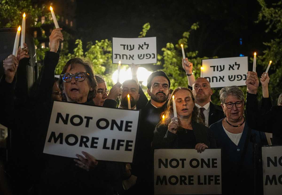 Mayor Mamdani jeered as ‘traitor’ by pro-Palestine protesters who crashed Oct. 7 vigil, chanted support for terrorists as New Yorkers mourn