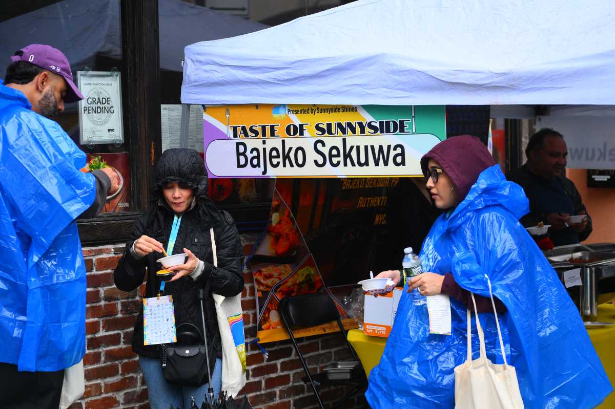 Record-breaking crowd braves rain for 16th annual Taste of Sunnyside restaurant crawl – QNS