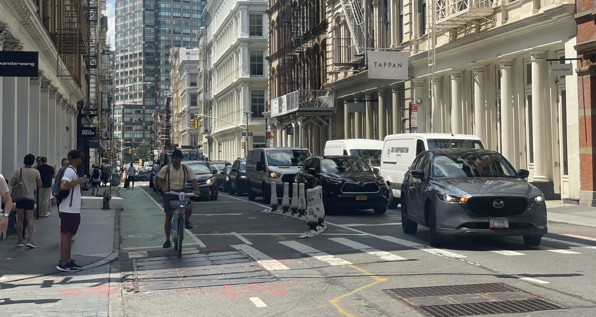 Manhattan Community Board Asks DOT to Revise Narrow Grand Street Bike Lane