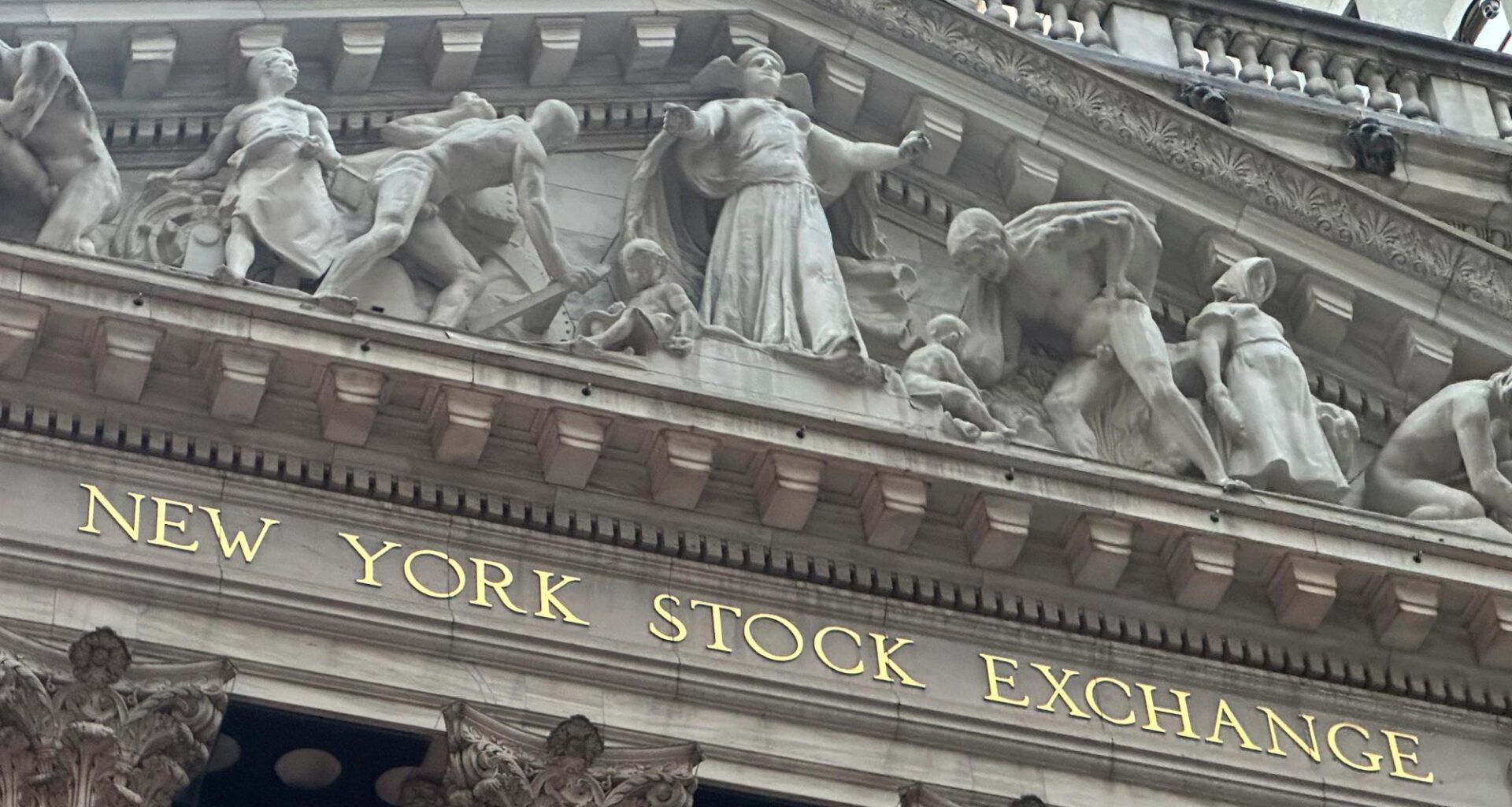 Wall Street points toward gains, oil prices fall