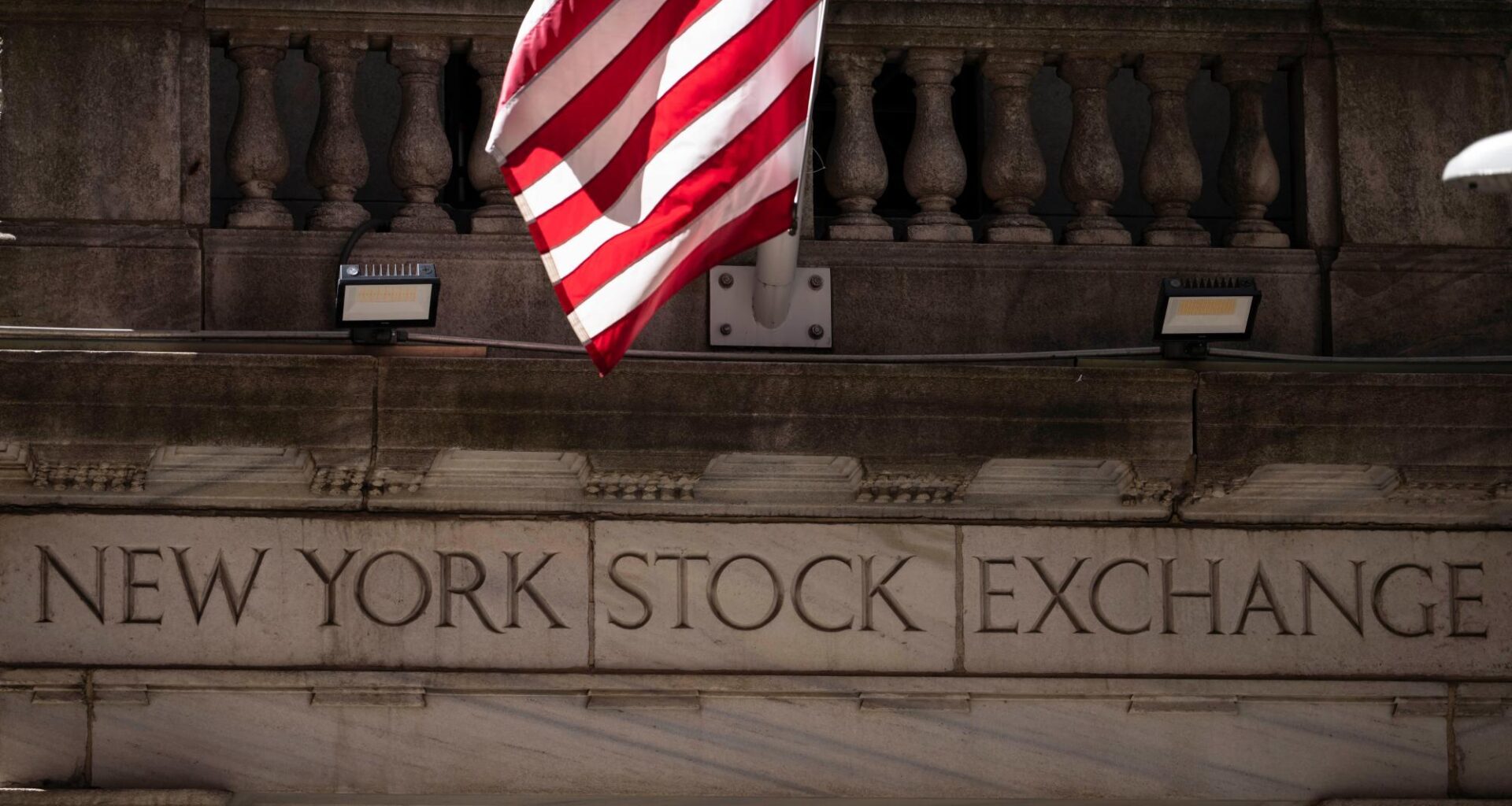 Wall Street mixed in early trading as big US banks report earnings