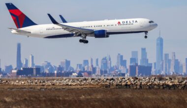 Brooklyn man shouts n-word amid escort off Delta plane at JFK