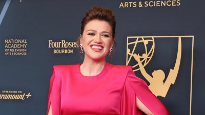 GettyImages-2156566040 Kelly Clarkson's Biggest Revelations After American Idol Win