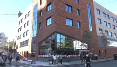 Knicks legends help dedicate new Bronx school building