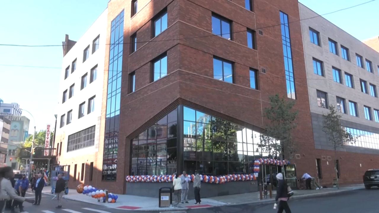 Knicks legends help dedicate new Bronx school building