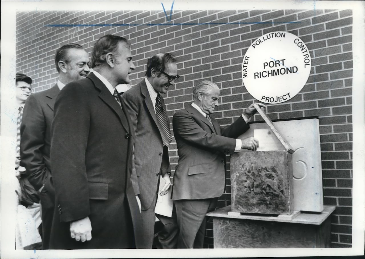 1976 Press Photo City Officials Watch Mayor Beame Place Letter in Time Capsule
