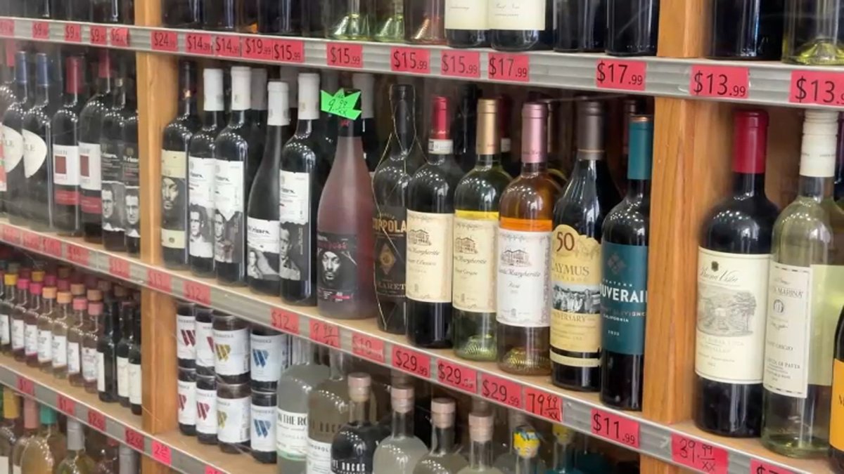 New push to allow NY bodegas to sell wine, hard alcohol – NBC New York