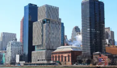 Manhattan Office Rents Jump 28% Beyond Trophy