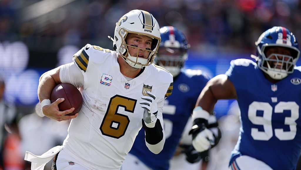 Saints escape New York with wild win over Giants