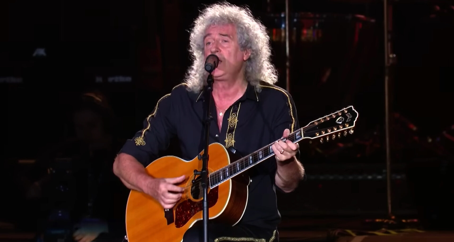 BRIAN MAY Says QUEEN Are Finished Touring, But A New Experience For Fans Will Be "Fairly Revolutionary"