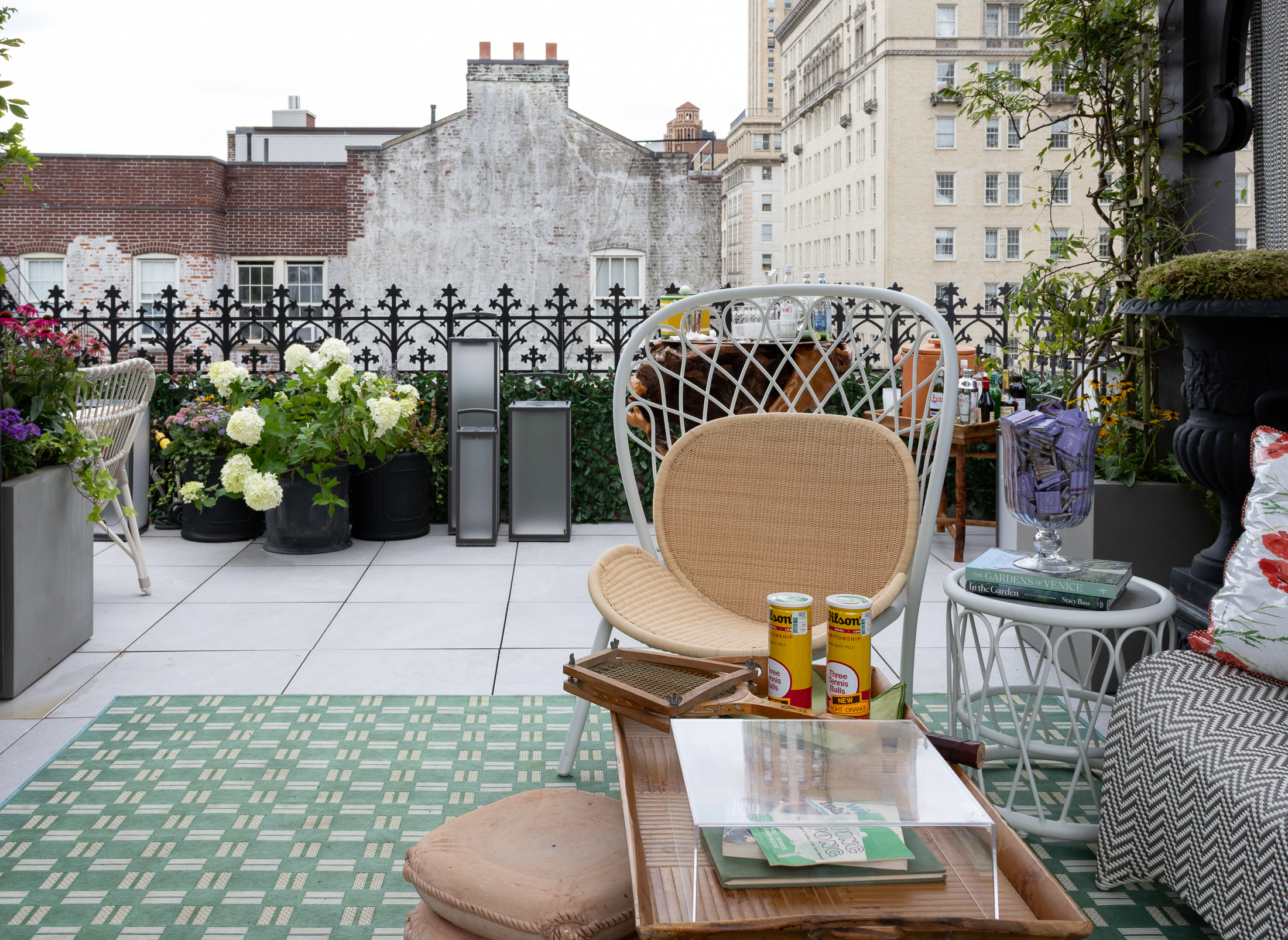 rooftop with seating, view of surrounding buildings