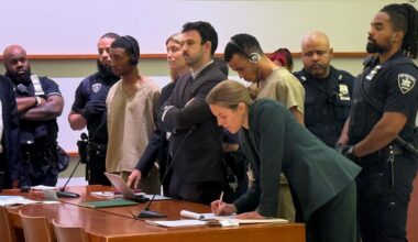 2 men accused of stabbing off-duty NYPD detective arraigned