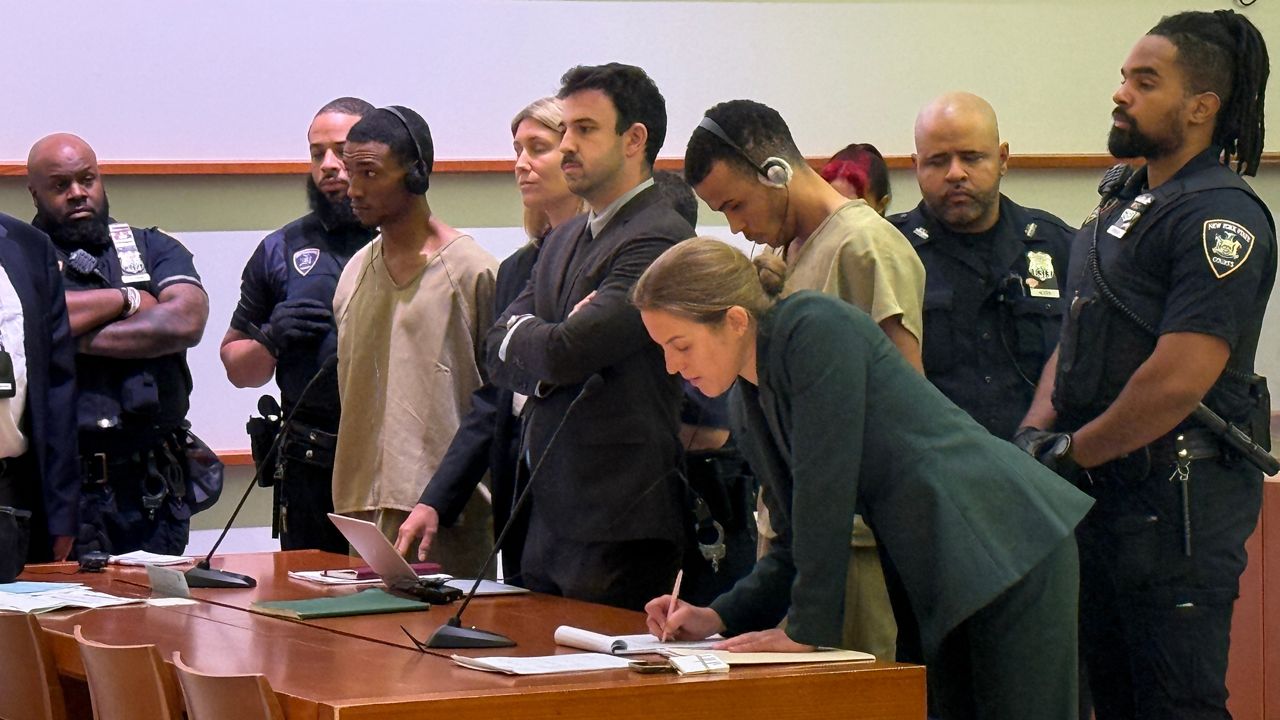 2 men accused of stabbing off-duty NYPD detective arraigned