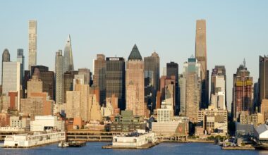Manhattan rent hits record $6,865 as Brooklyn leasing surges
