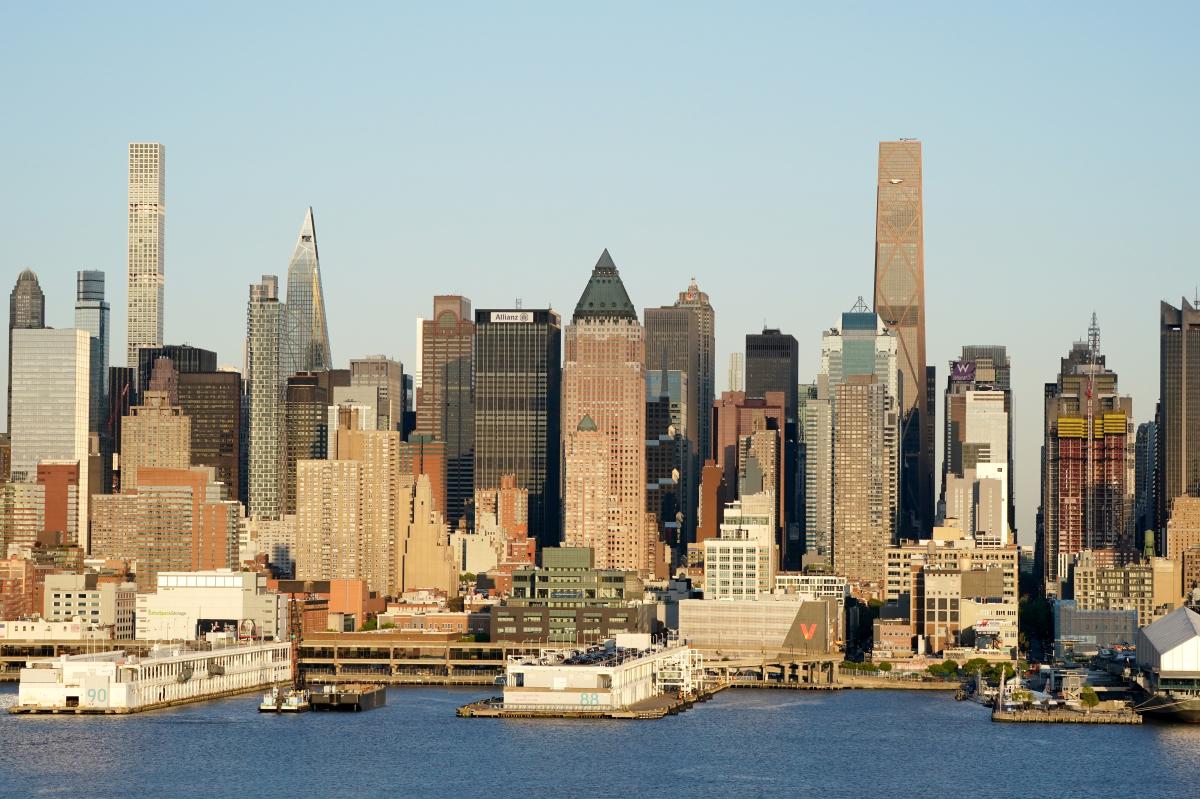 Manhattan rent hits record $6,865 as Brooklyn leasing surges