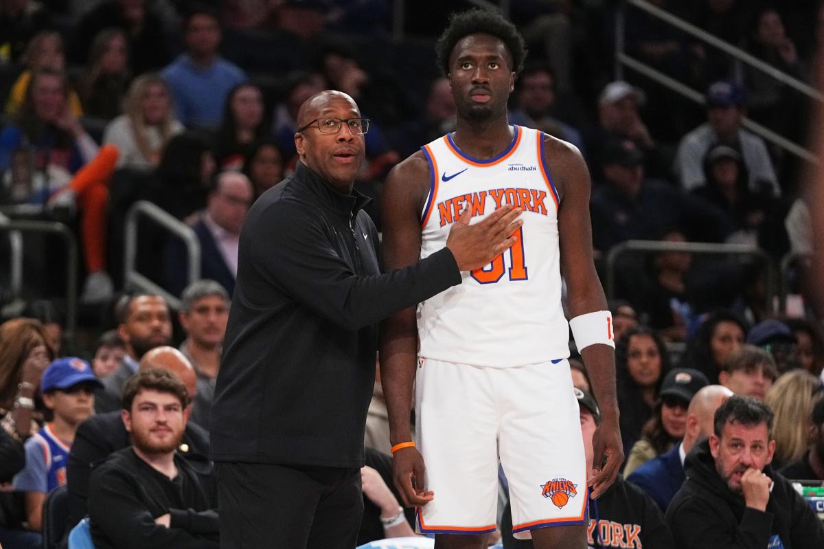 Mike Brown keeping Knicks' offense 'real generic' to test players in preseason