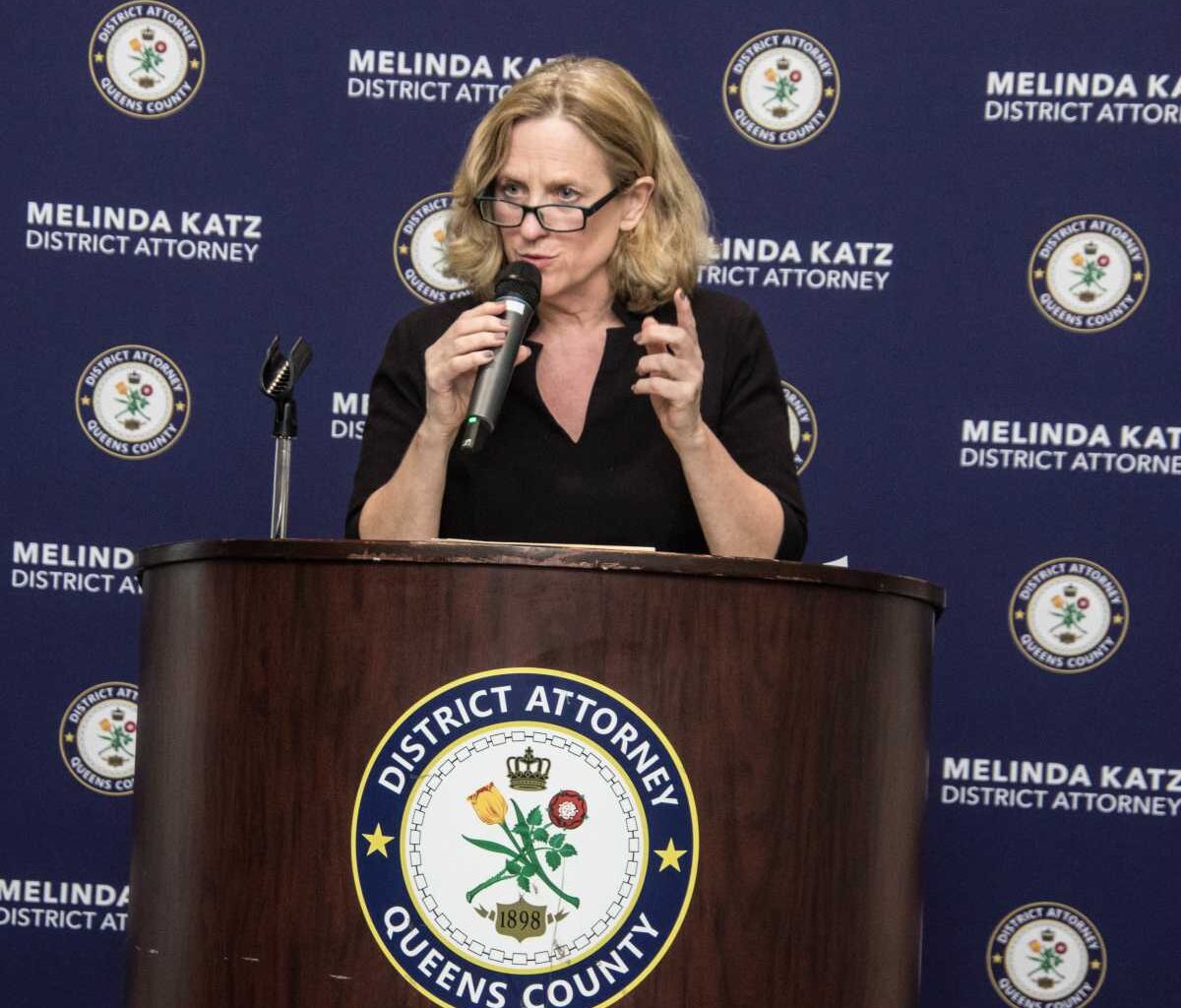 DA Katz issues warning to the Chinese community in Queens about scammers posing as law enforcement to extort money – QNS