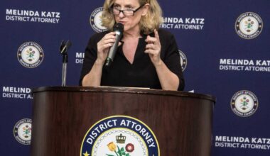 DA Katz issues warning to the Chinese community in Queens about scammers posing as law enforcement to extort money – QNS