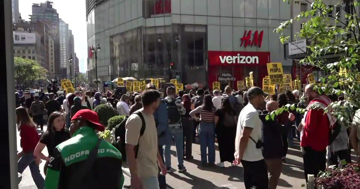 Hundreds march in anti-ICE protest in NYC's Herald Square