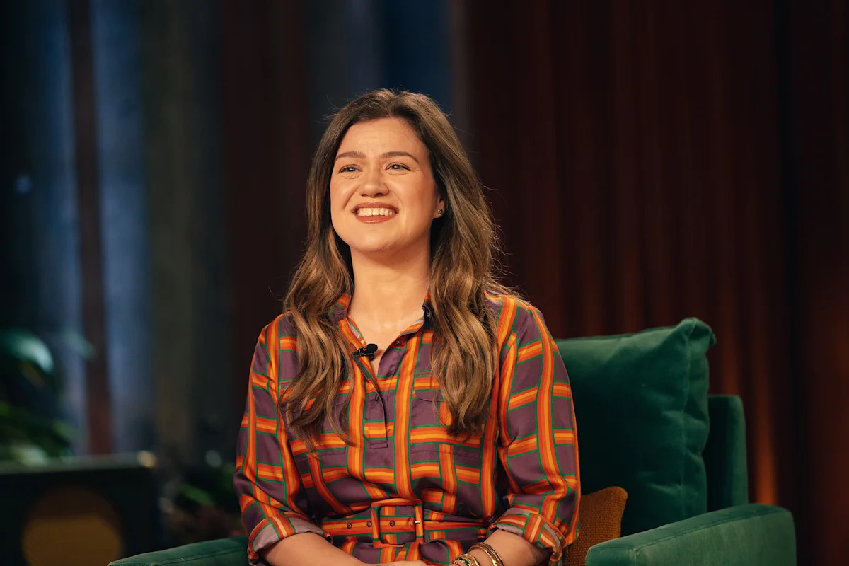 Kelly Clarkson's beef with a Brooklyn store has gone viral. Neither side is backing down.