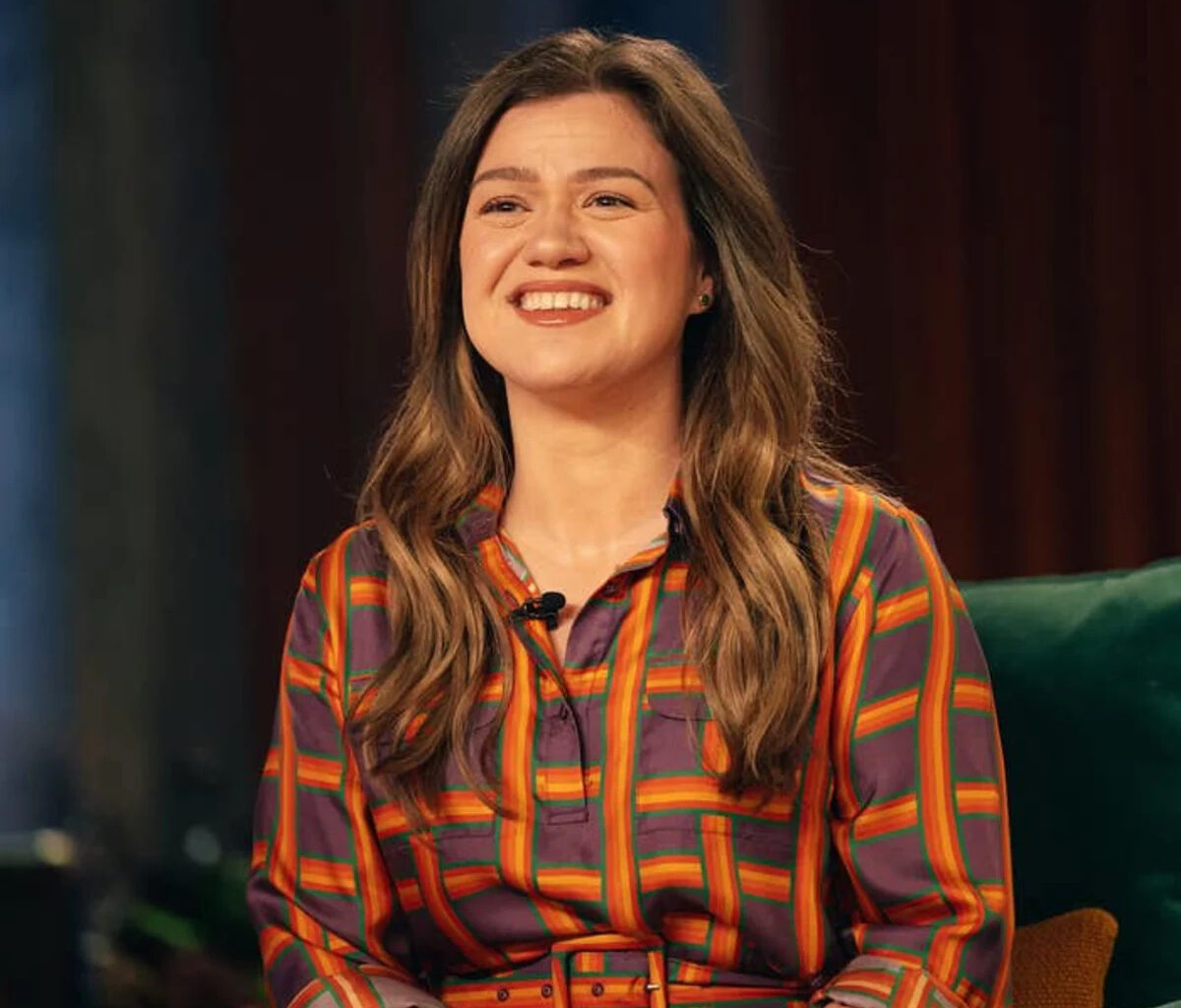 We Have New Footage Of Kelly Clarkson’s Infamous Visit To The Brooklyn Store