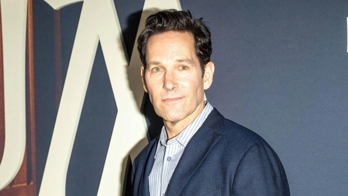 Paul Rudd Spotted Window Shopping at the Brooklyn Toy Store Kelly Clarkson Called Out