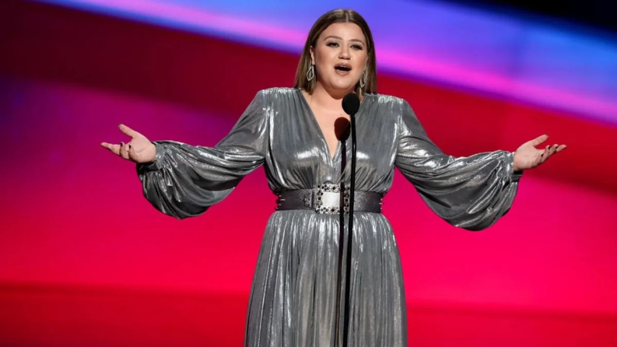 Kelly Clarkson’s Brooklyn Store Feud Masks a Bigger Struggle — Source